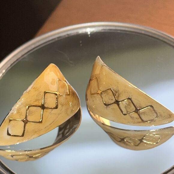 Vintage 80s curved teardrop shape cream enamel & gold painted post earrings - Picture 3 of 4